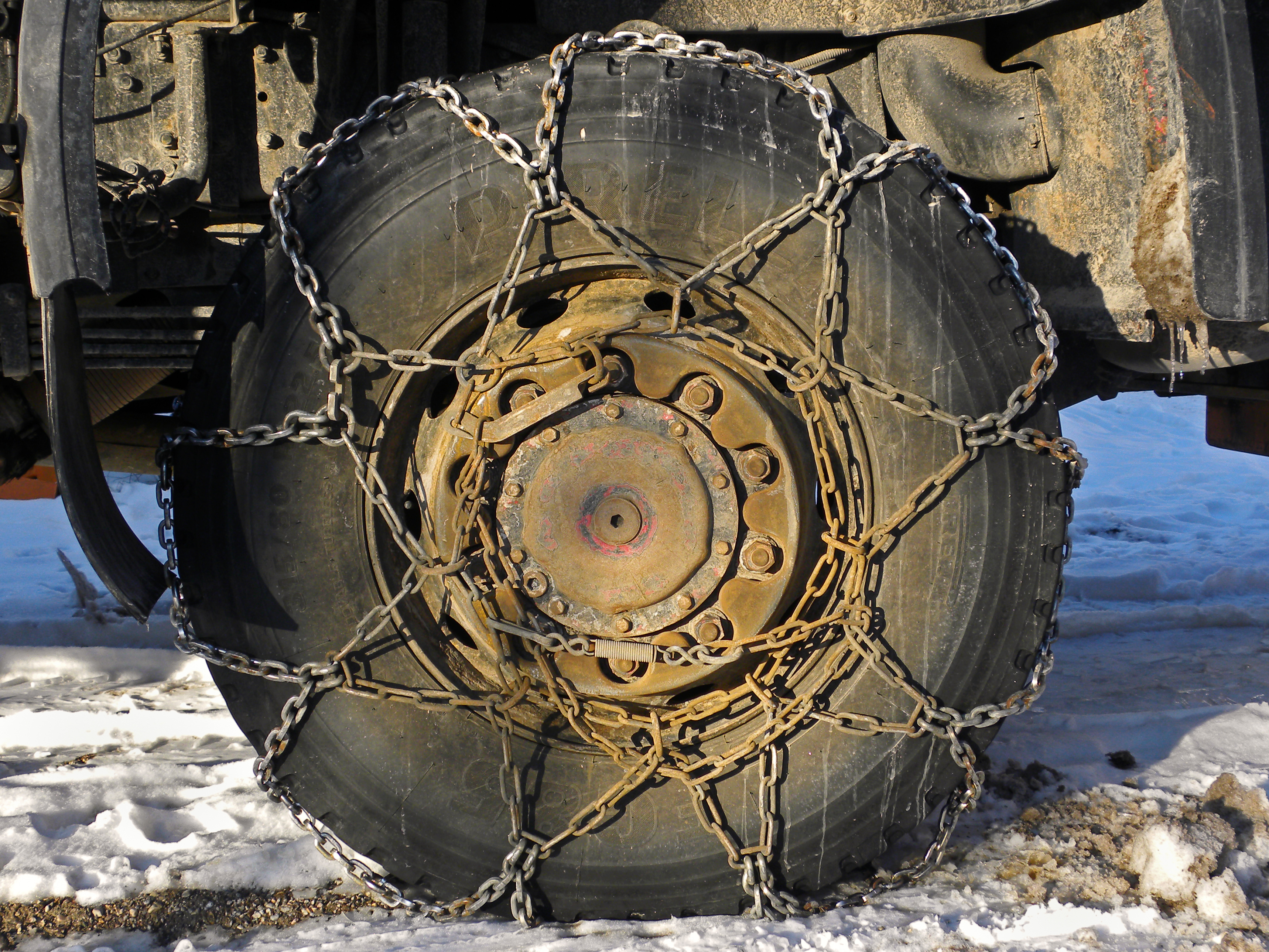 File:Schneekette auf einem Pirelli-LKW-Rad - 20110129.jpg