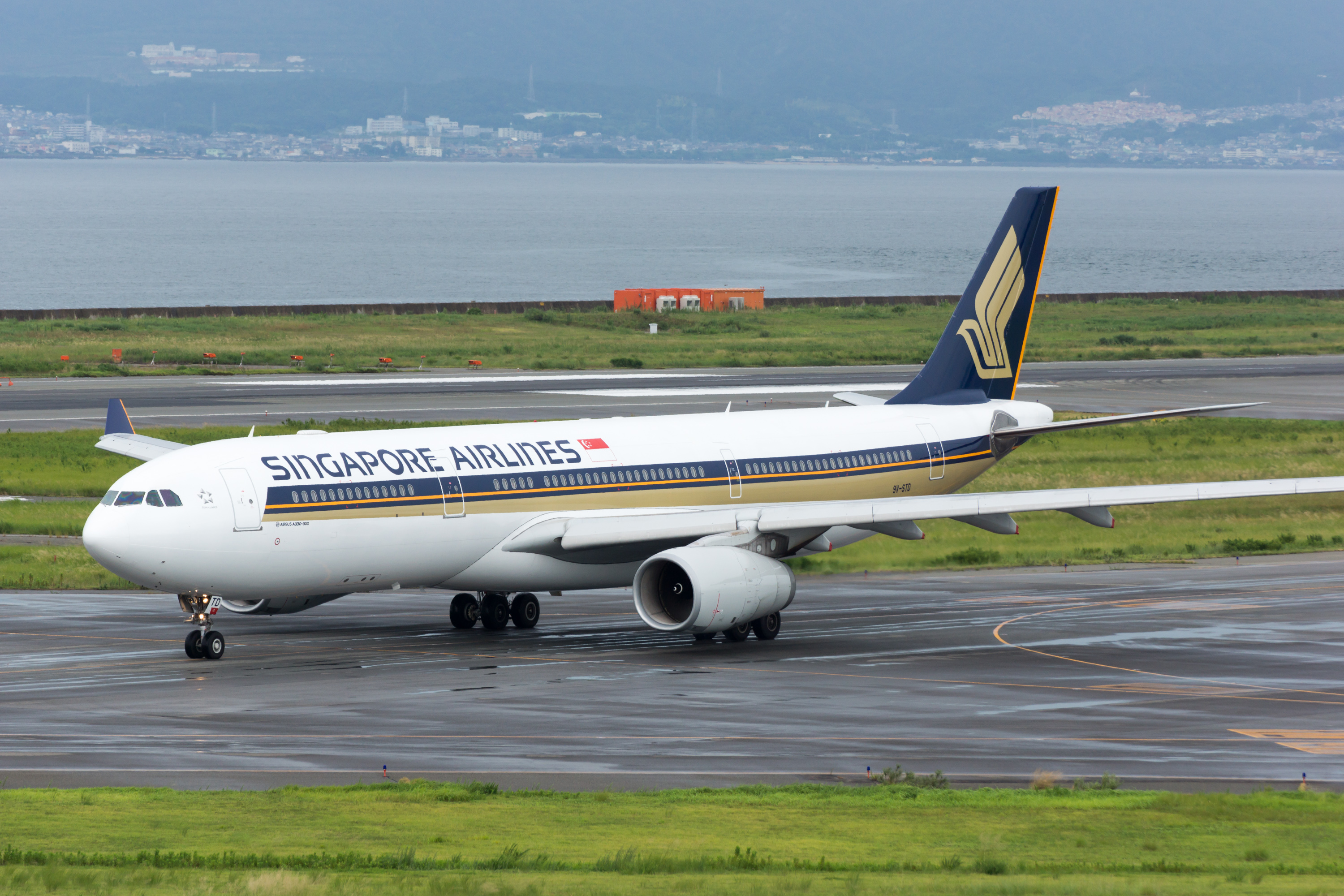 File:Singapore Airlines, A330-300, 9V-STD (20434234074).jpg - Wikimedia Commons