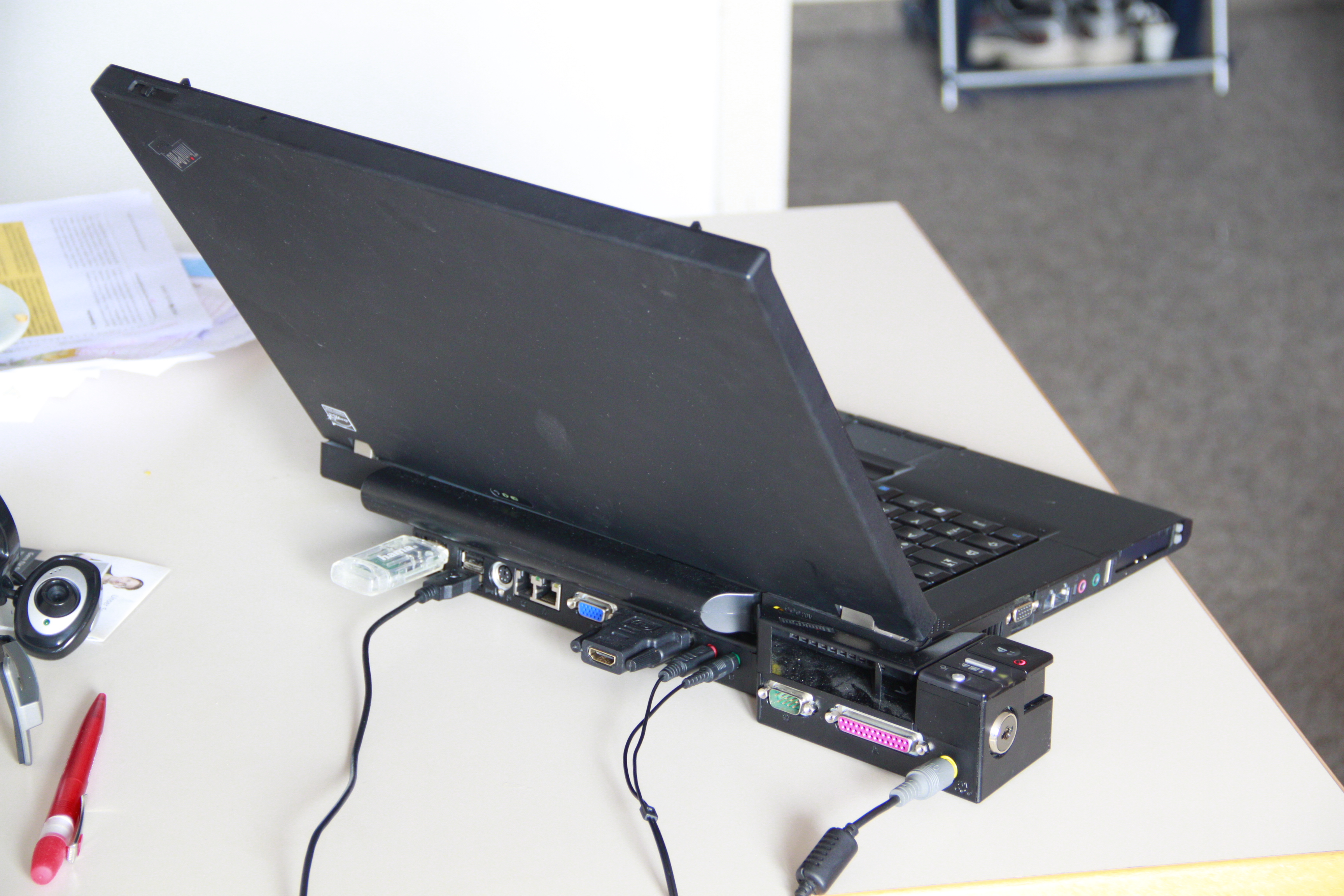 File:Thinkpad docking station with T61  - Wikimedia Commons