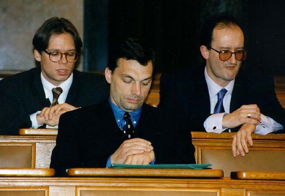 Englisch: Viktor Orbán auf Ungarisch Parlameint, 1997 Magyar: Orbán Viktor a Magyar Parlamentben, 1997-ben