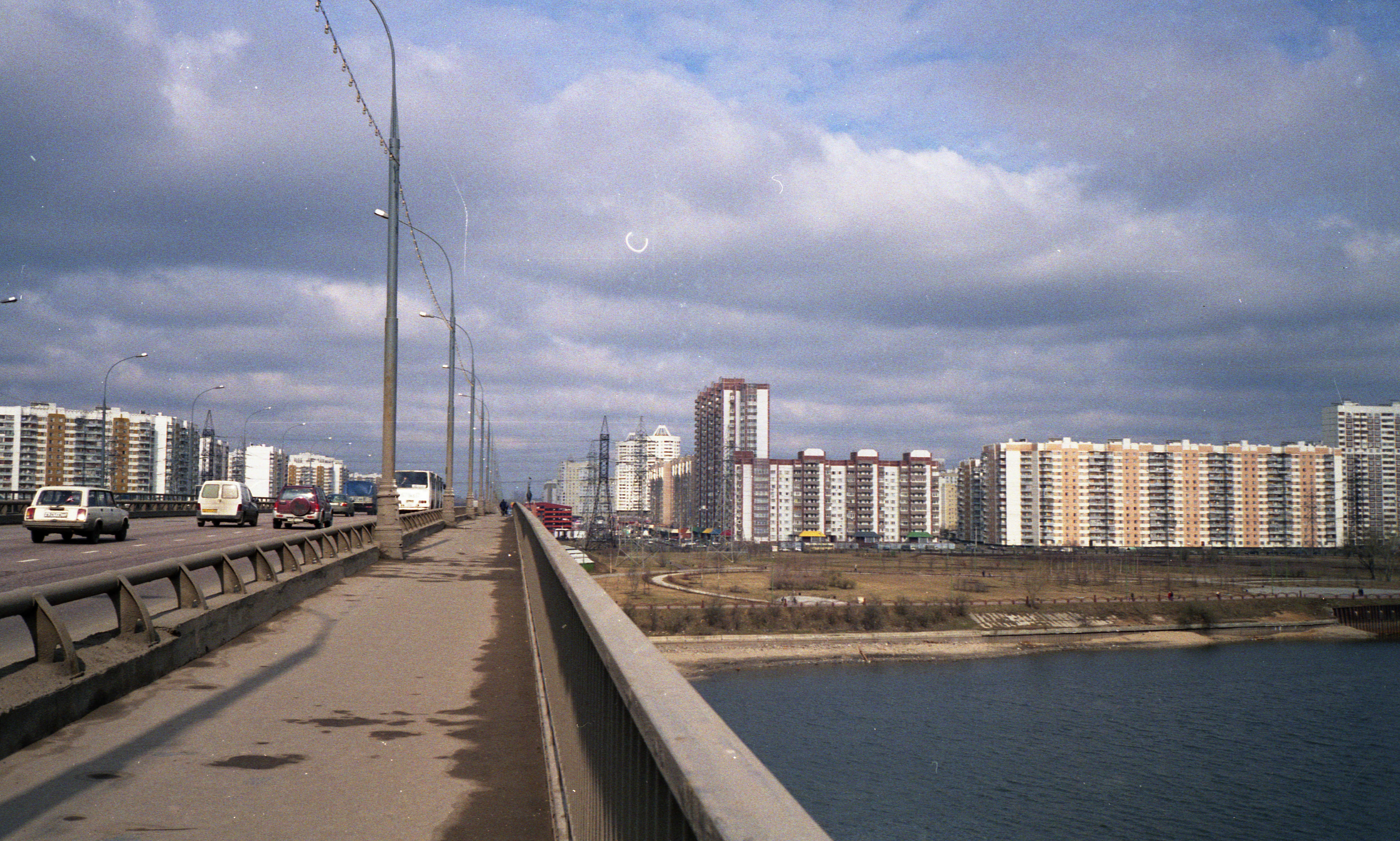 повесился на братеевском мосту