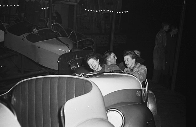 File:(A split second high speed flash picture at the Oswestry Fun Fair of the "Whirling Whip", 1948) (6435402407).jpg