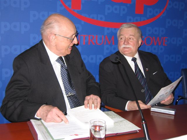 File:20061208 Wladyslaw Bartoszewski and Lech Walesa by Kubik 01.JPG