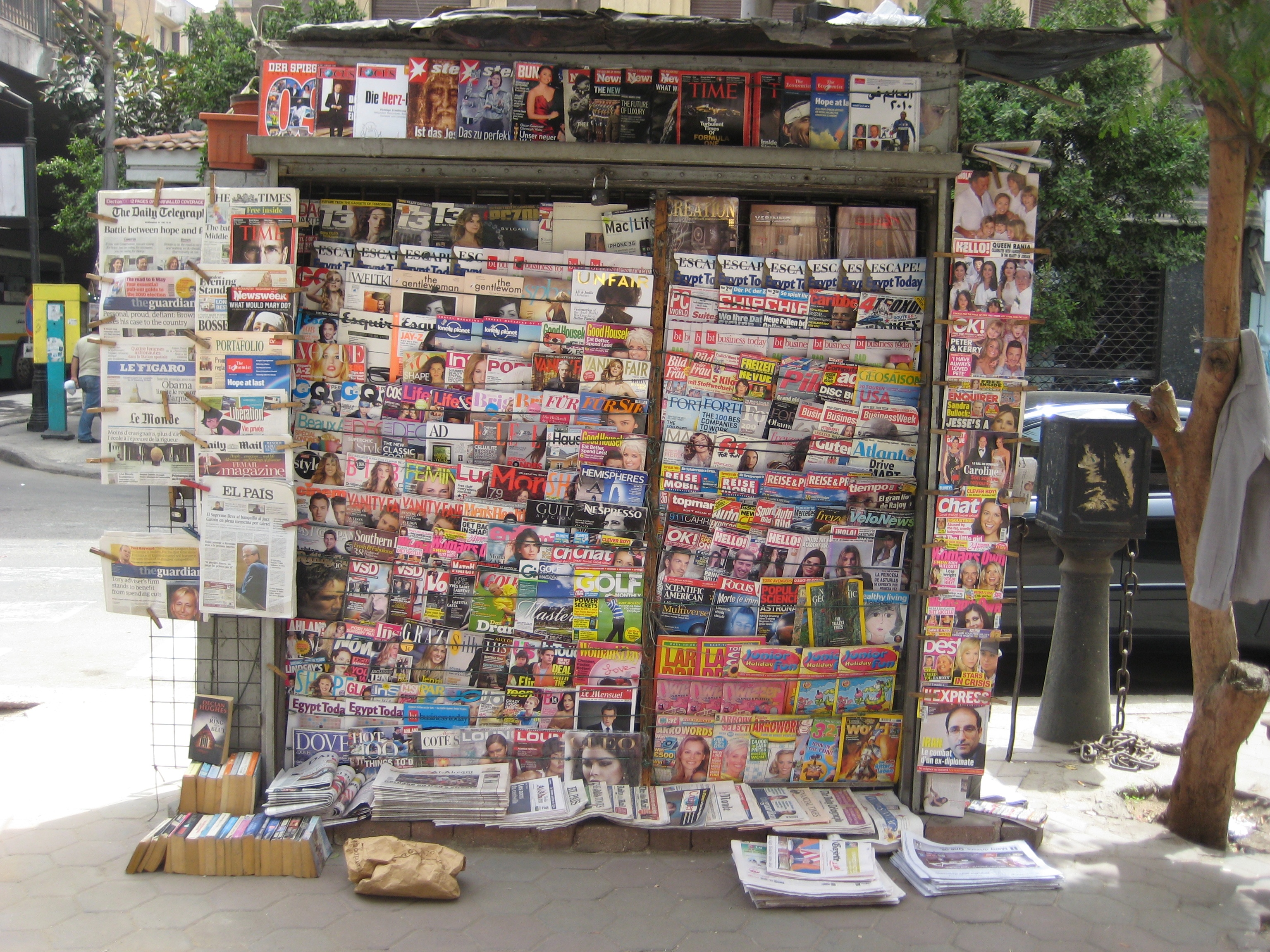 Newsagents перевод. Newsstand. Newsagent. Newsstand New York. Newsagent's картинка.