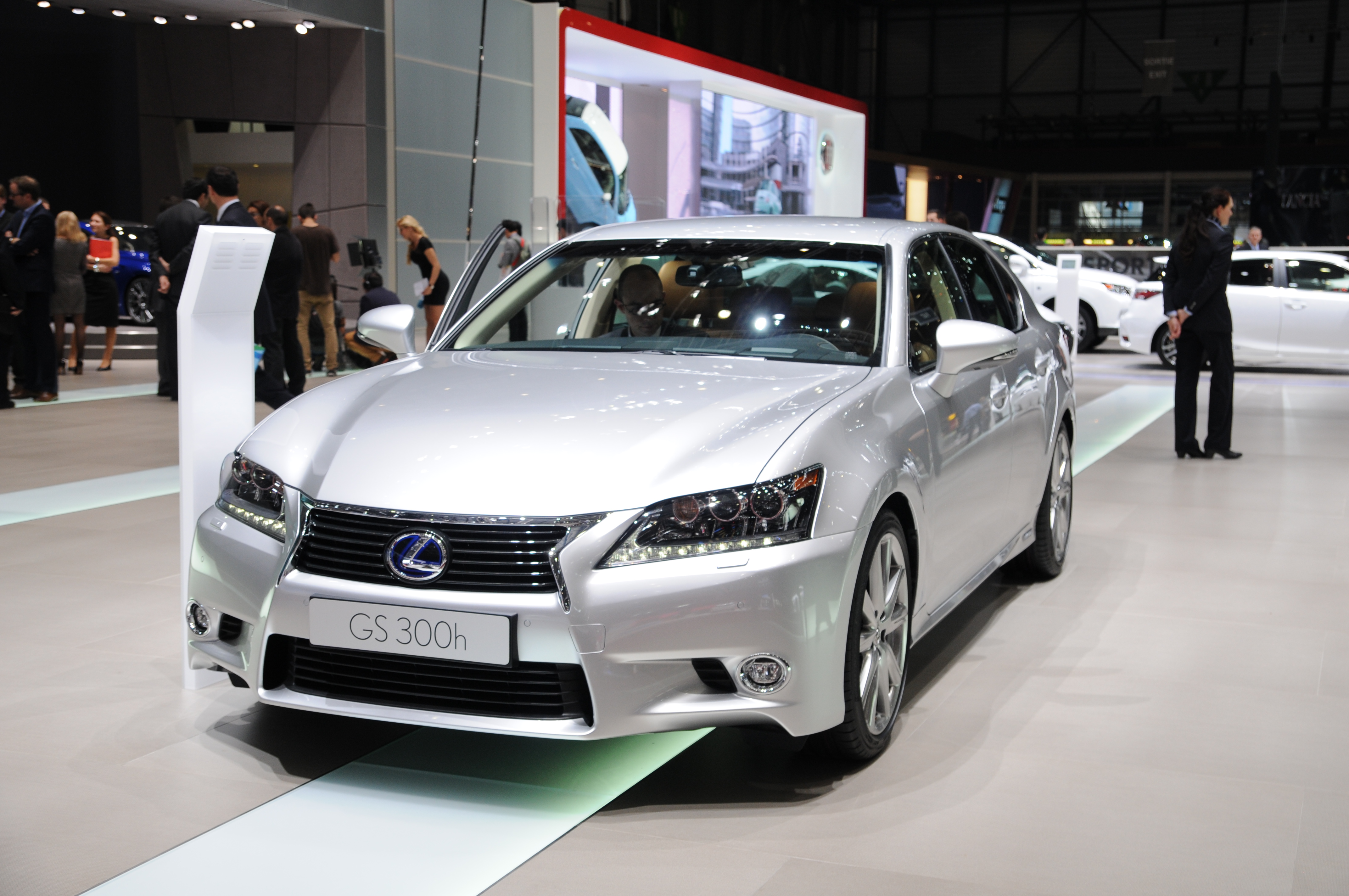 Gs 4. Лексус квадратный седан. Lexus самый большой седан. Здоровенный Лексус седан. Лексус универсал длинный.