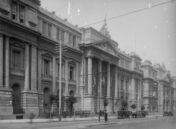 Antigua sede de la Facultad de Medicina, en avenida Córdoba.