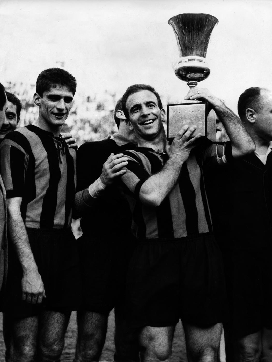 File:Atalanta BC - 1962-63 Coppa Italia - Angelo Domenghini and Piero Gardoni.jpg - Wikimedia Commons