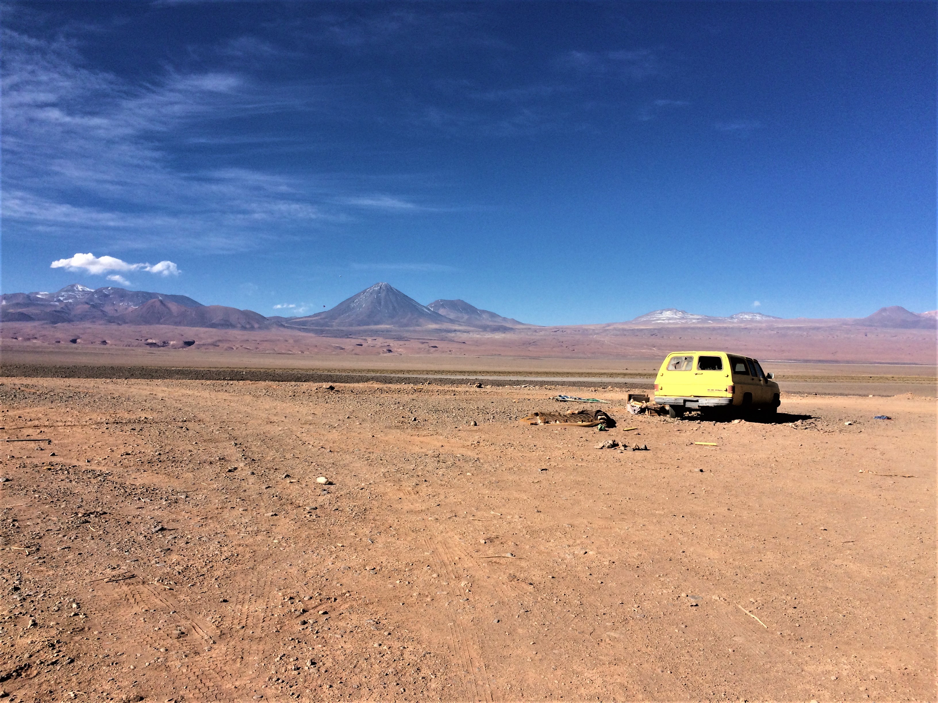 File:Auto abandonado en el desierto.jpg - Wikimedia Commons