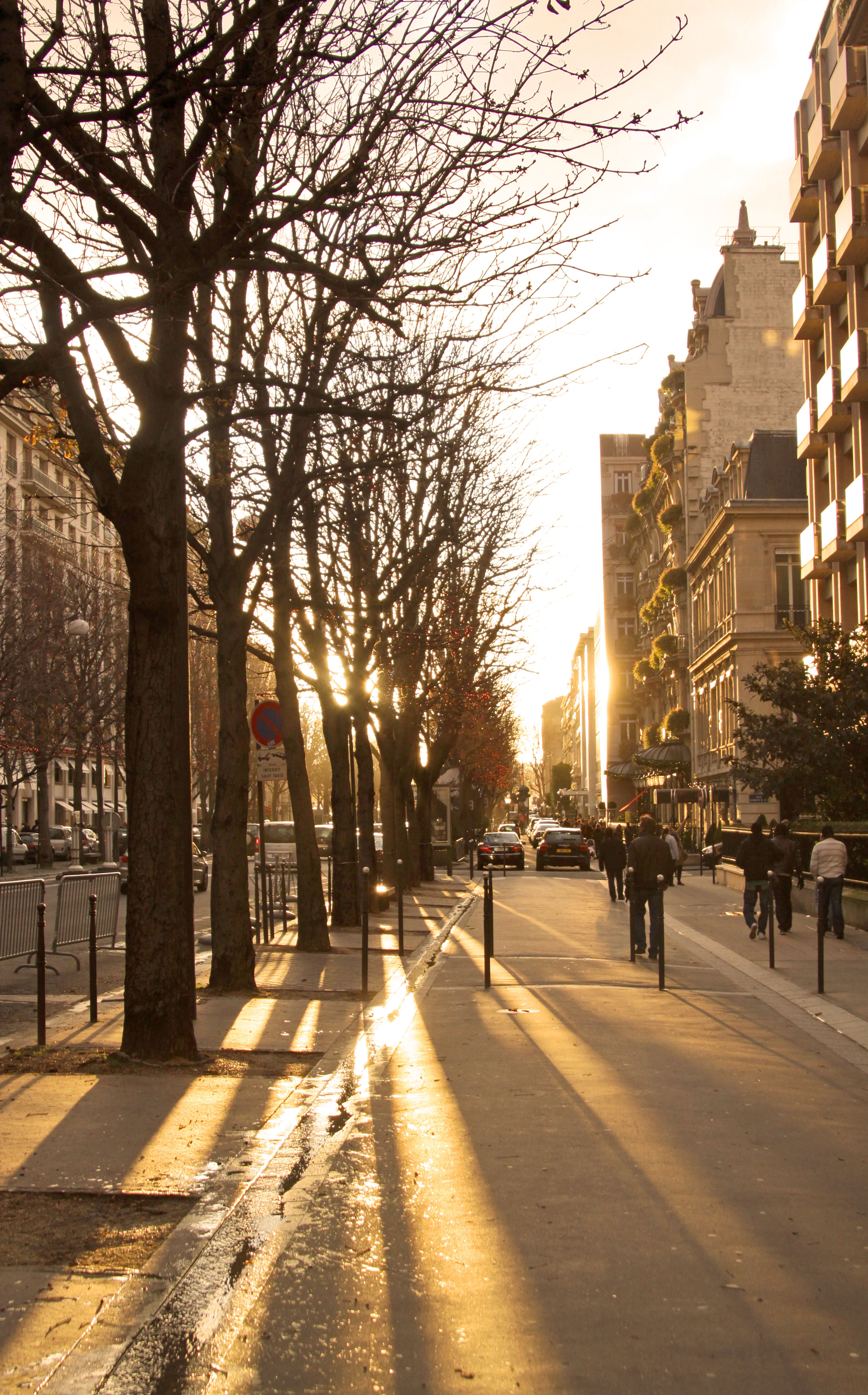 File Avenue Montaigne 2 Paris 2009.jpg Wikimedia Commons