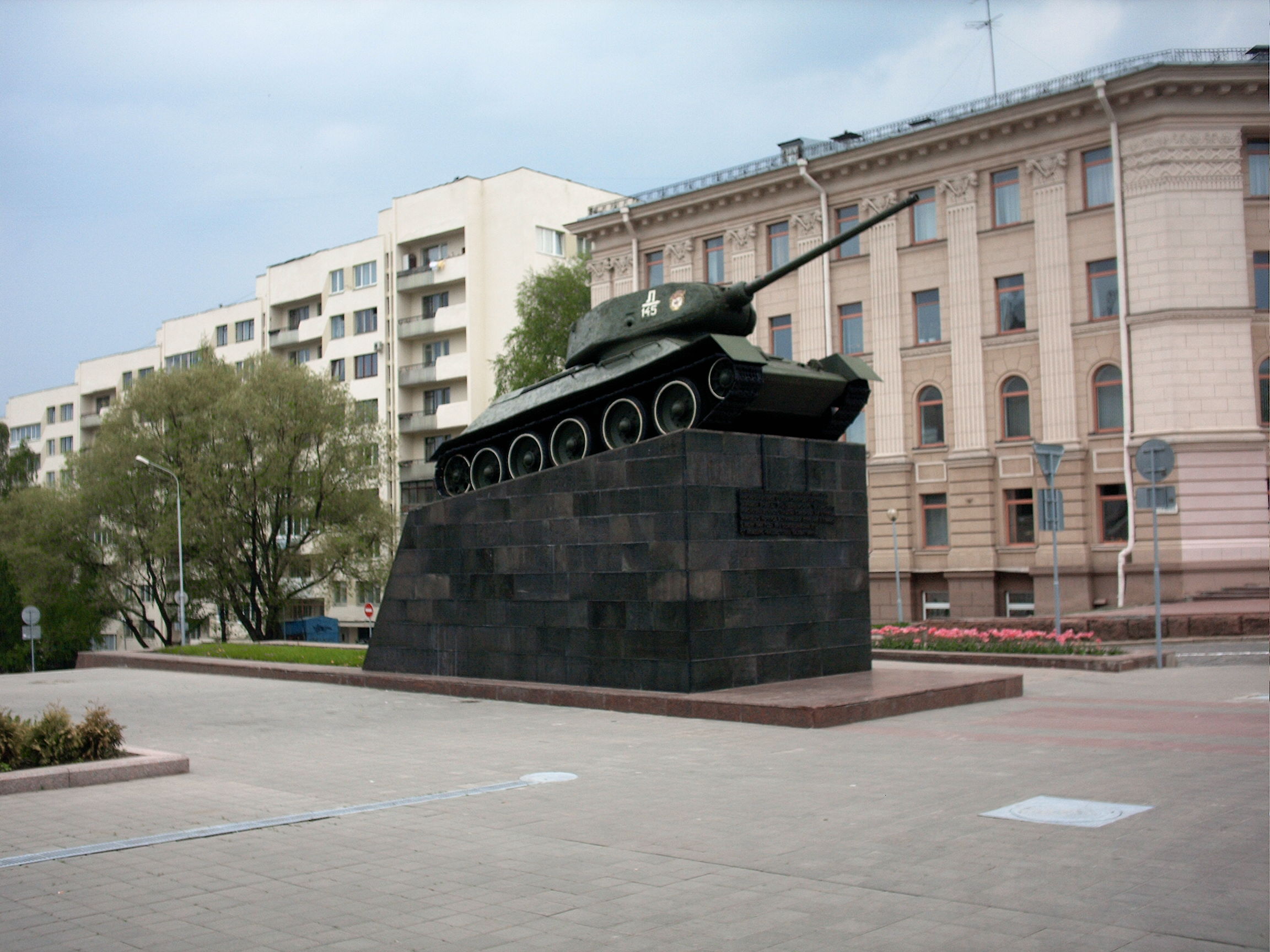 Памятник танк в Минске. Танк в Строгино памятник. Памятник танк Слоним. Памятник танк красный Луч. Купить танк минск