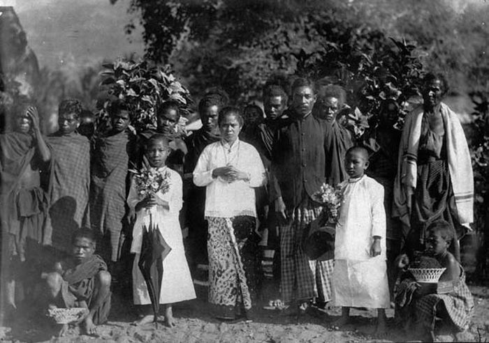 File:COLLECTIE TROPENMUSEUM Groepsportret van een Rooms-Katholiek bruidspaar met bruidsmeisjes in een bergdorp bij de Ili Mandiri TMnr 60007493.jpg