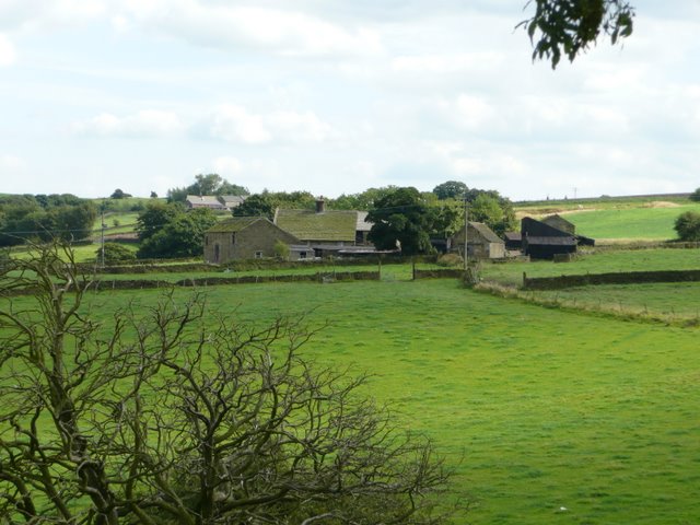 File:Carr Head Farm with railway embankment behind - geograph.org.uk - 935700.jpg