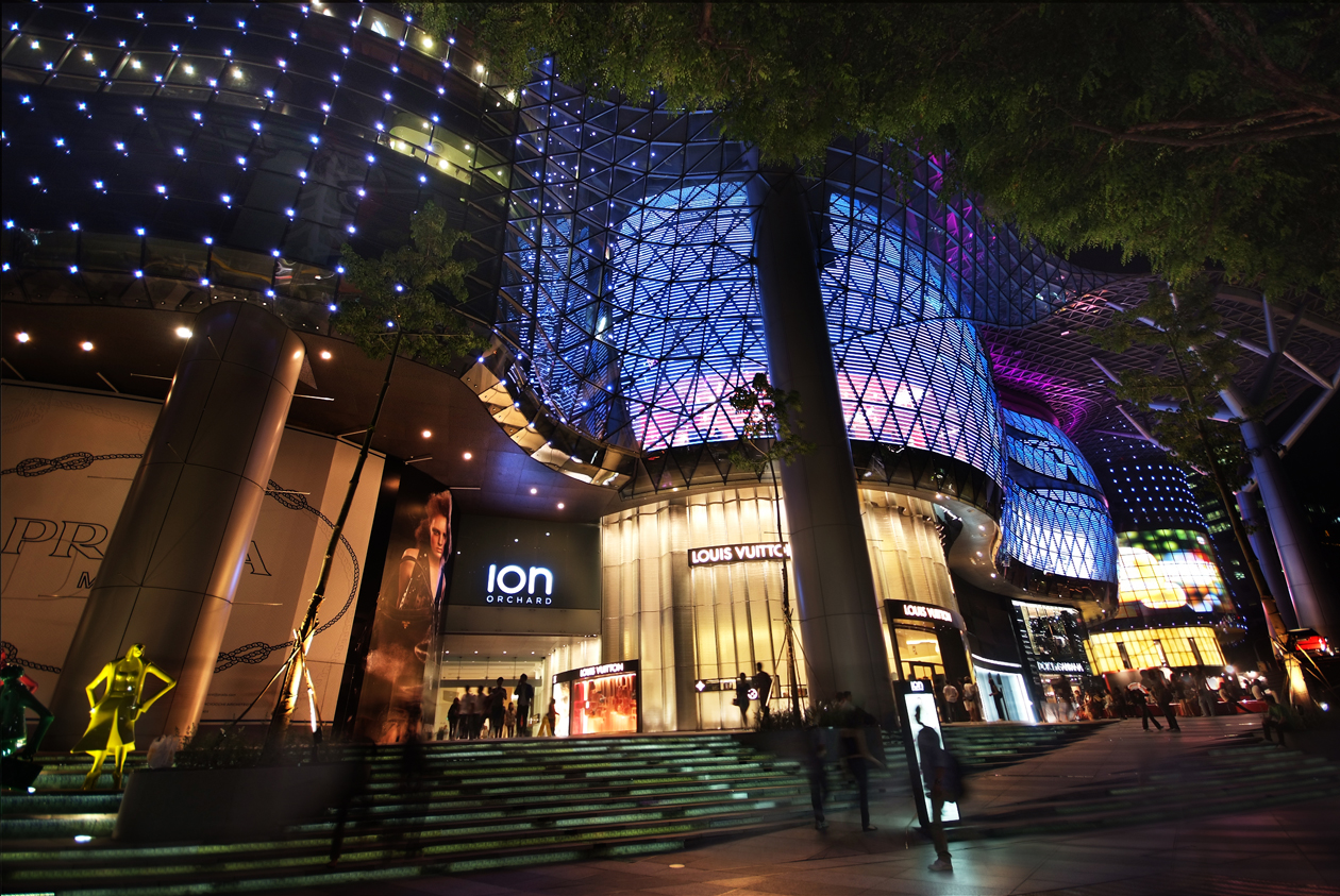 https://upload.wikimedia.org/wikipedia/commons/7/70/Dazzling_Lights_at_ION_Orchard_%283902485761%29.jpg