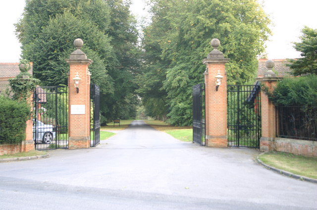 File:Driveway down to Savill Court hotel - geograph.org.uk - 555546.jpg