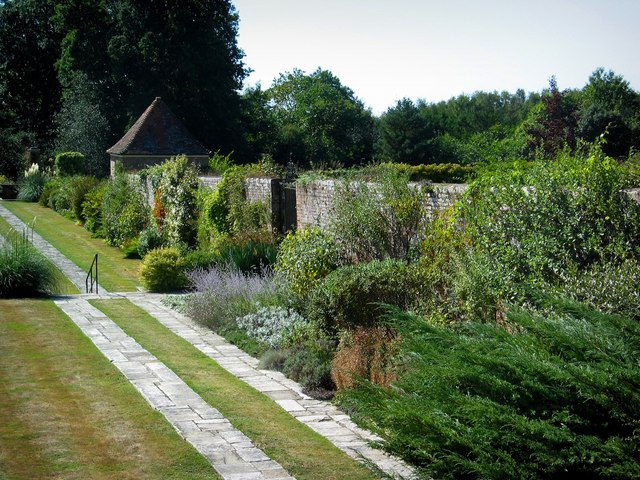 File:Great Maytham Hall Garden - geograph.org.uk - 228928.jpg