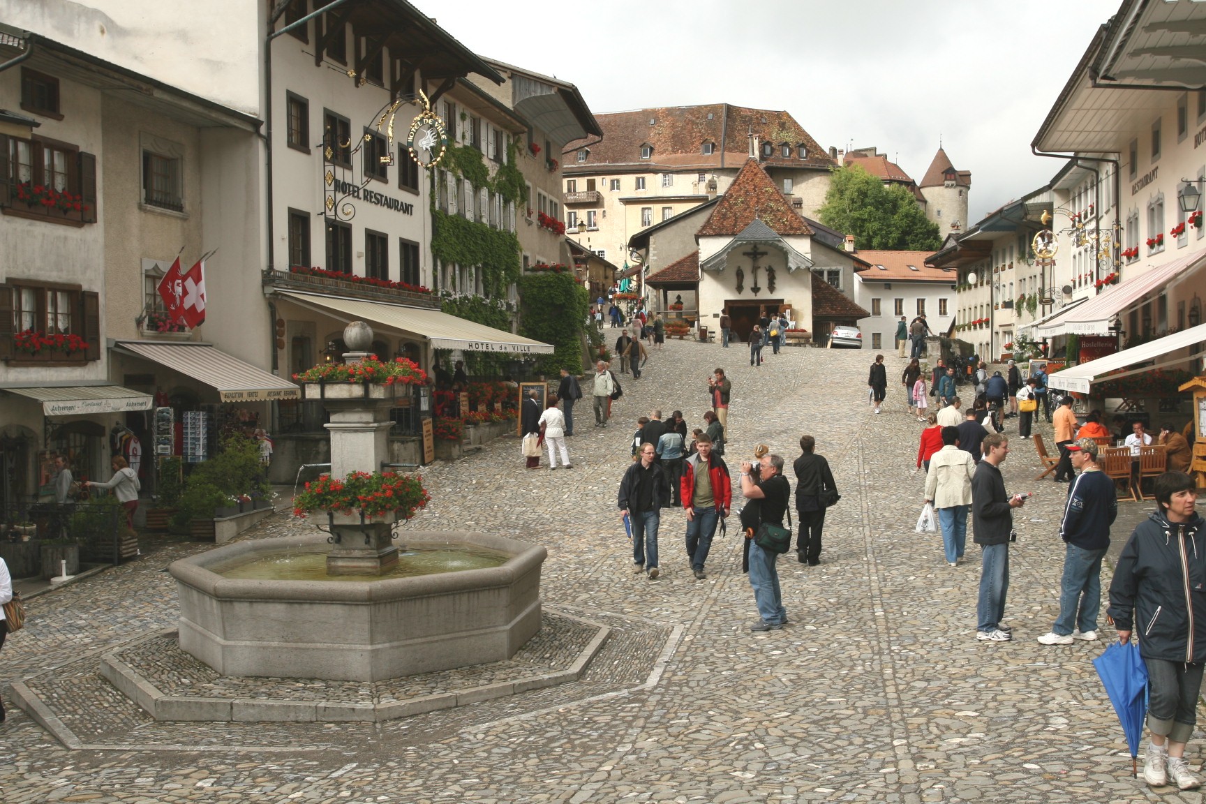 File:Gruyères.Fribourg.Switzerland.Main street.jpg - Wikipedia