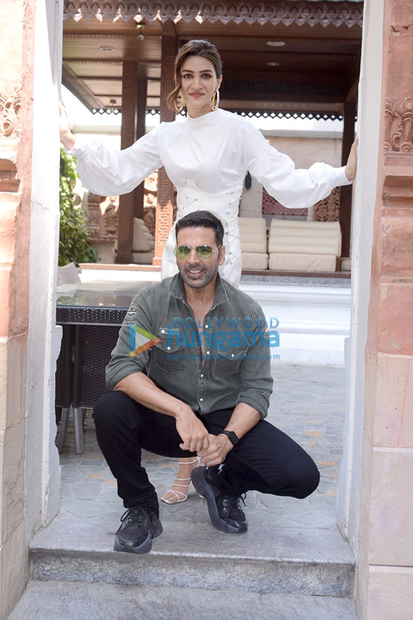 Bade Miyan Chote Miyan: Akshay Kumar drops PIC with Tiger Shroff from  Jordan; fans point out his 'Raju pose' | PINKVILLA