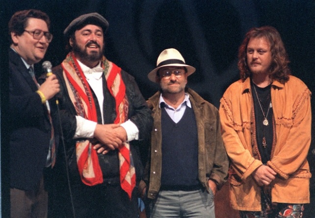 File:Lucio Dalla, Pavarotti e Zucchero al Pavarotti e friends 1992.jpg