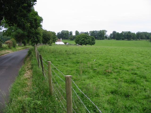 File:Mounts Court Cottage on road to Acrise Place - geograph.org.uk - 864621.jpg