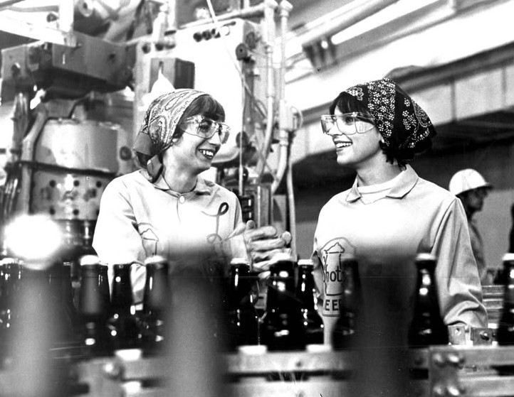 File:Penny Marshall Cindy Williams Laverne and Shirley 1976.JPG