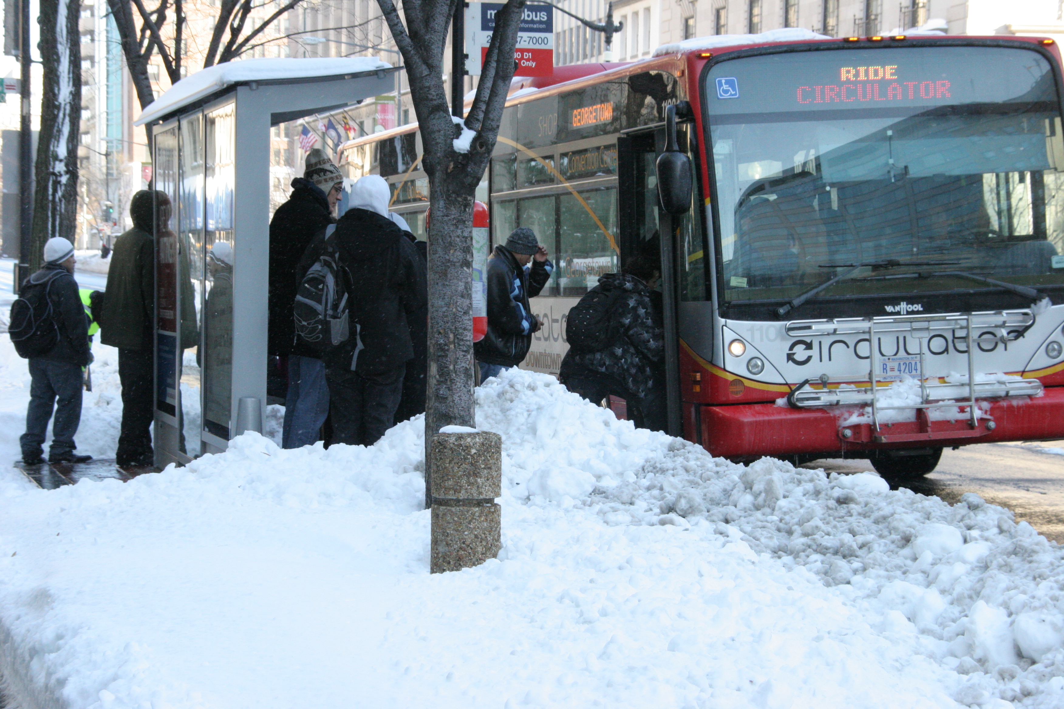 Дед мороз остановка. Автобус зимой. Маршрутка зимой. Автобусы транспорт зимой. Посадка в автобус.