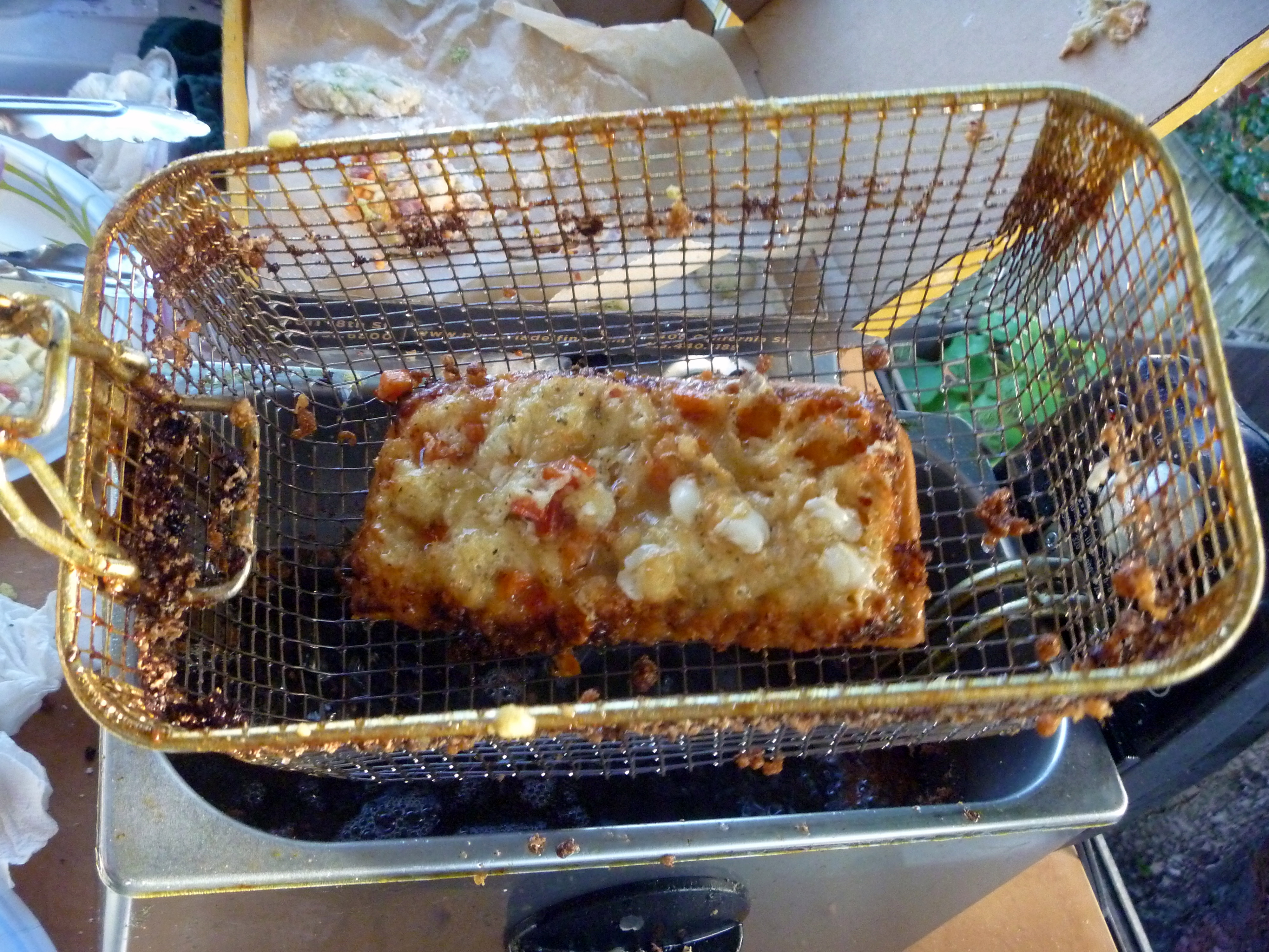 https://upload.wikimedia.org/wikipedia/commons/7/70/Pizza_in_deep_fat_fryer_2.jpg