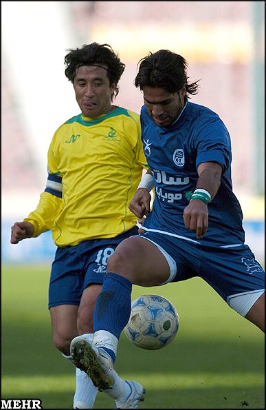 File:Rah Ahan FC vs Esteghlal FC, 6 February 2006 - 01.jpg