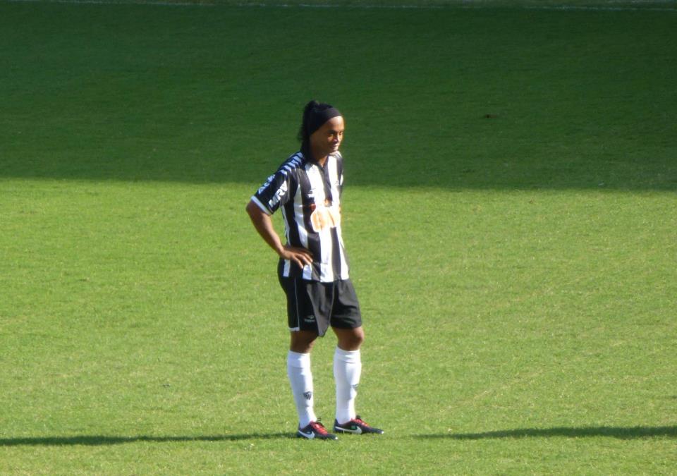 File Ronaldinho Atletico Mg Vs Atletico Go Jpg Wikimedia Commons