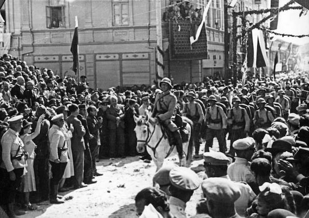 Български войници навлизат в Добрич след Крайовската спогодба от 1940 г.