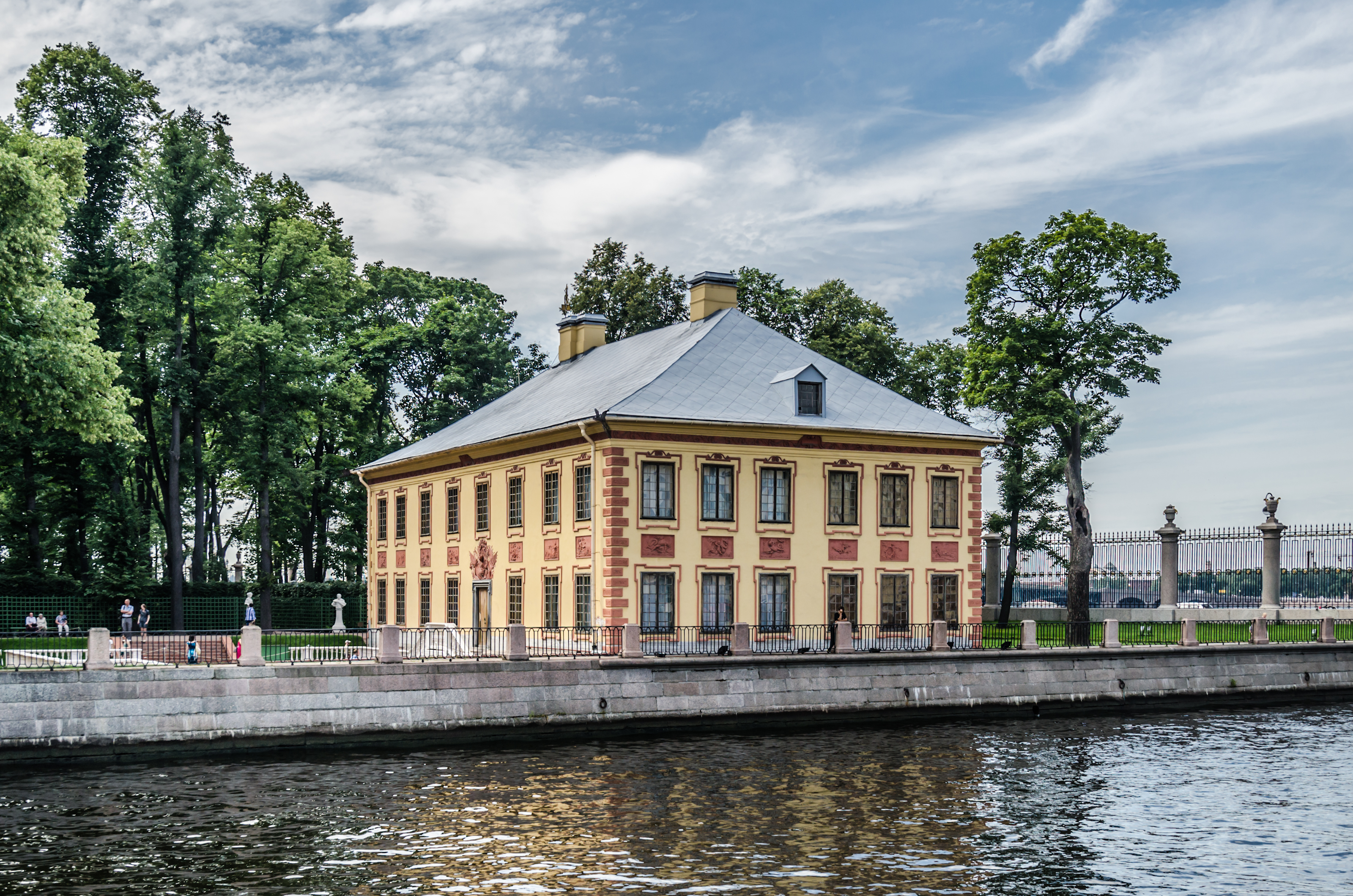 Дворцы построенные петром 1. Летний дворец Петра i. Летний дворец Петра 1 в летнем саду. Летний дворец Петра i Доменико Трезини. Летний сад и дворец Петра 1 в Санкт-Петербурге.