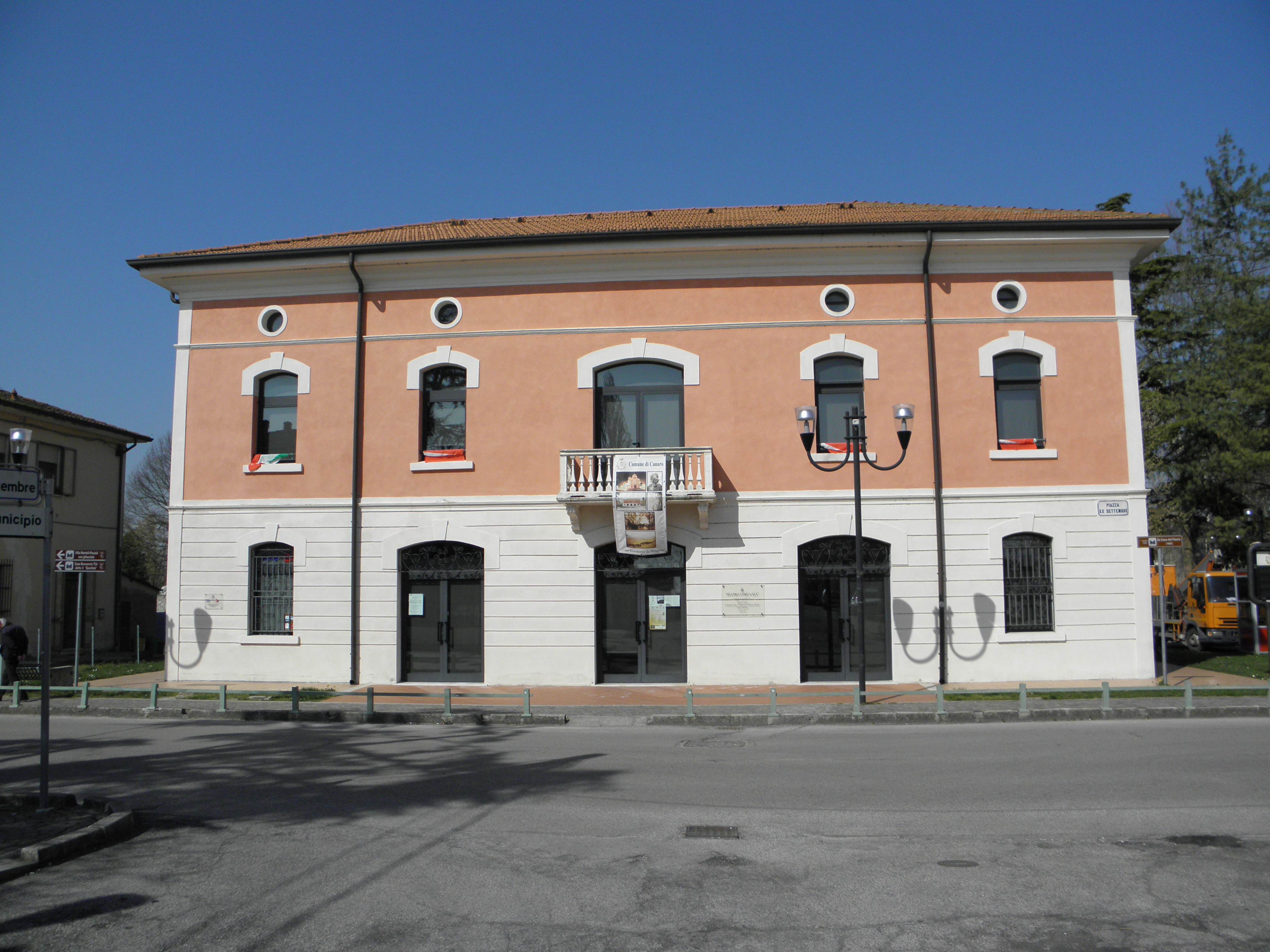 File:Teatro comunale, già casa del fascio (Canaro).jpg - Wikimedia Commons
