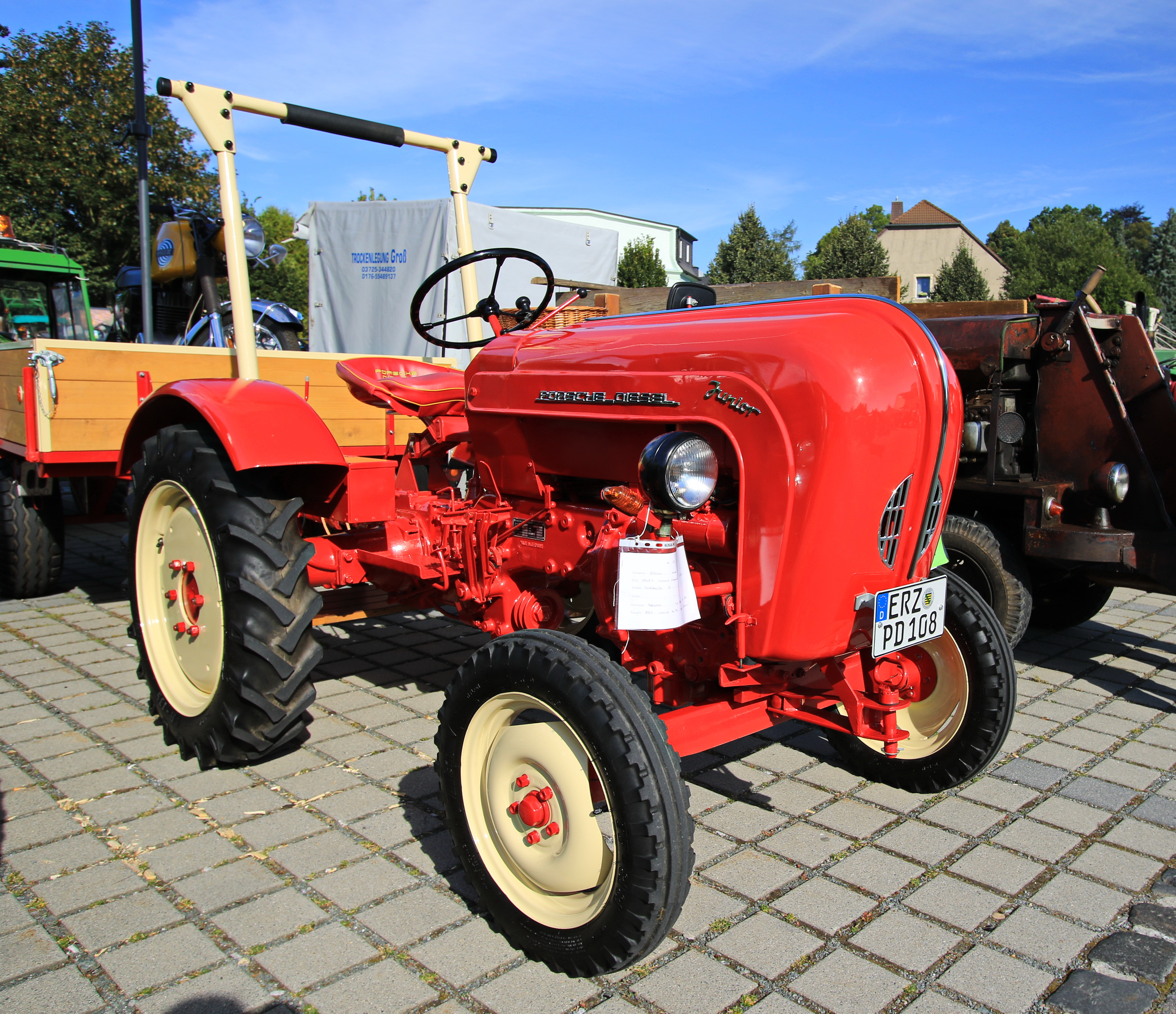 Tractor 2. Трактор Porsche Diesel. Модель трактора Porsche Diesel tractor Junior, Scale 1:24, Red. Трактор Porsche Diesel nabor kliuchei. Трактор Porsche Diesel instrumenty Emu.