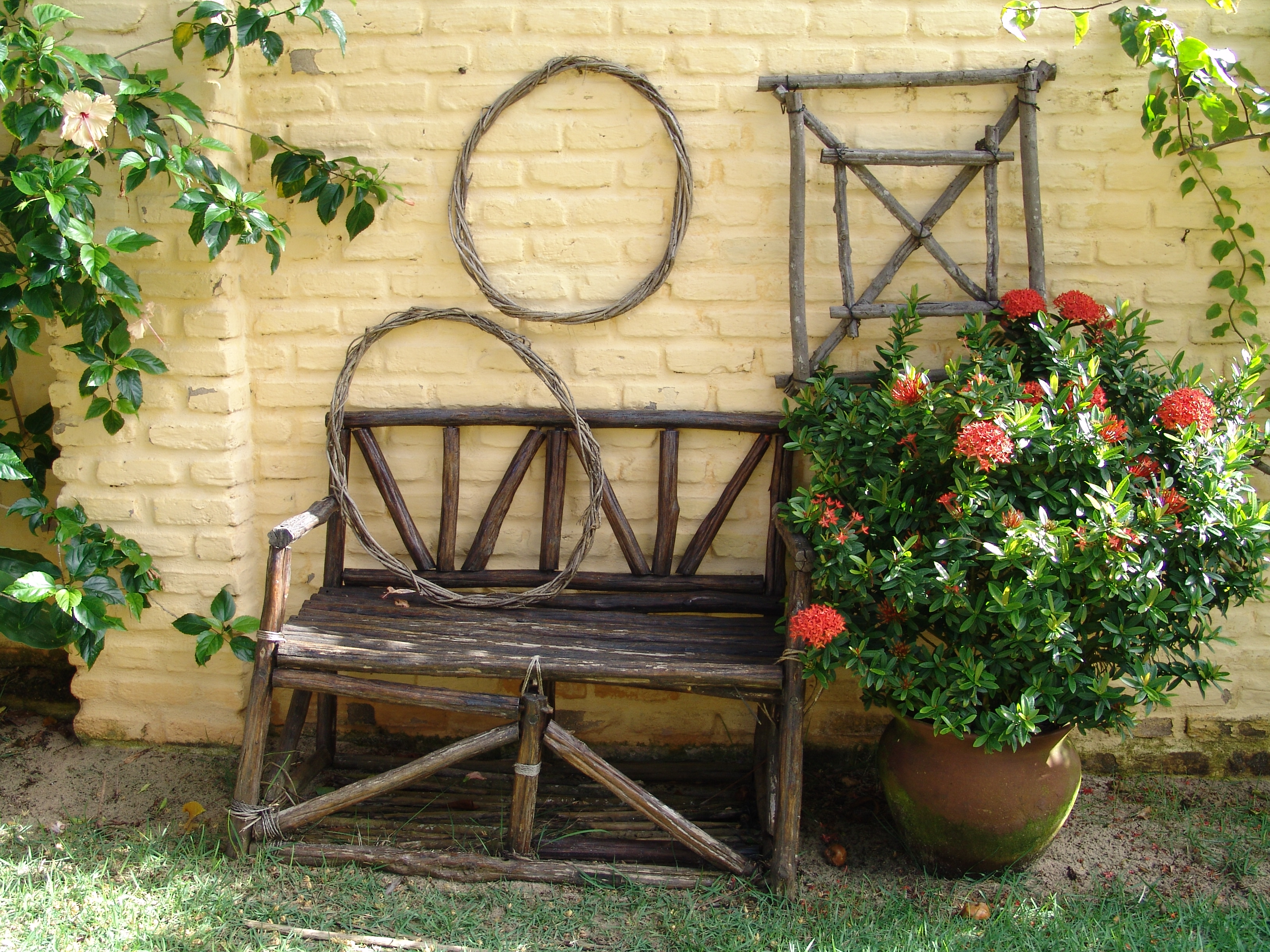 File:Wooden garden bench and trellises.jpg - Wikimedia Commons