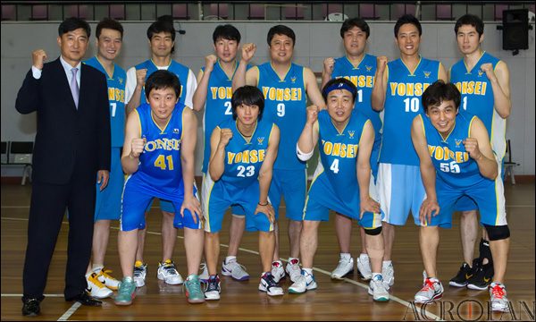 File:Yonsei University Basketball OB team from acrofan.jpg