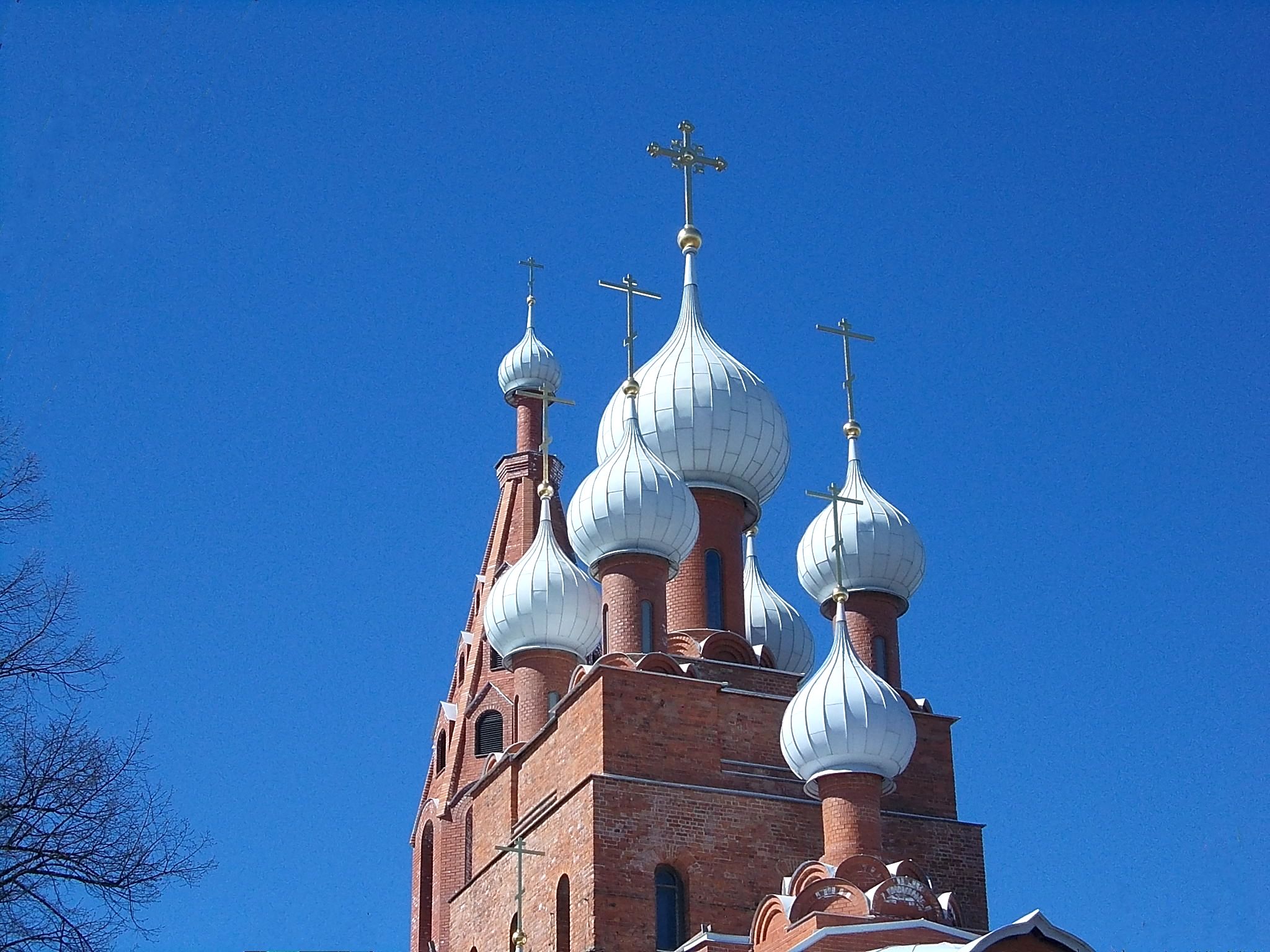 храм с белыми куполами