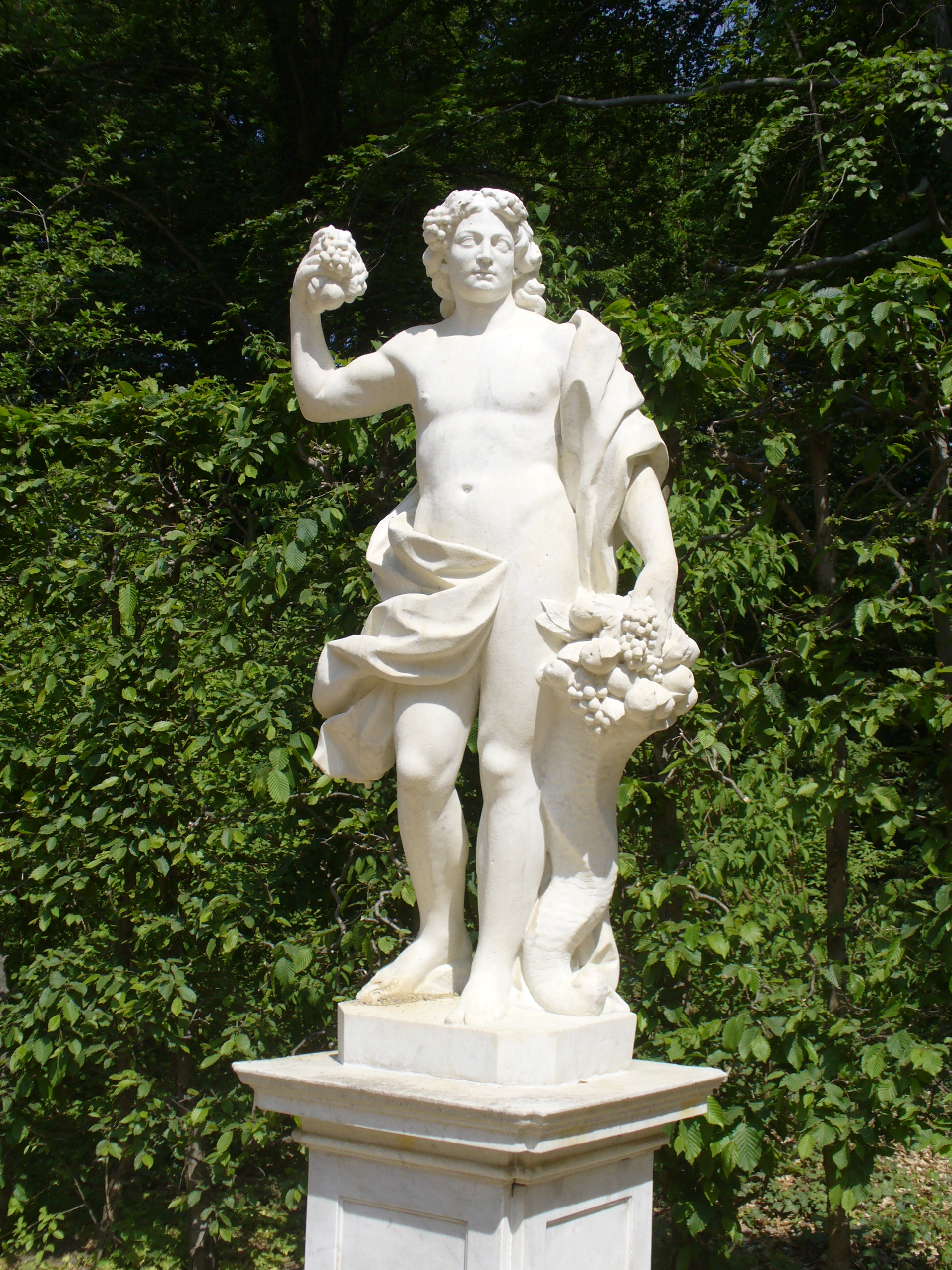 Зефир бог. Дионис Бог статуя. Статуя Бога Западного ветра зефира. Зефир Бог статуя. Дионис Бог виноделия скульптура.