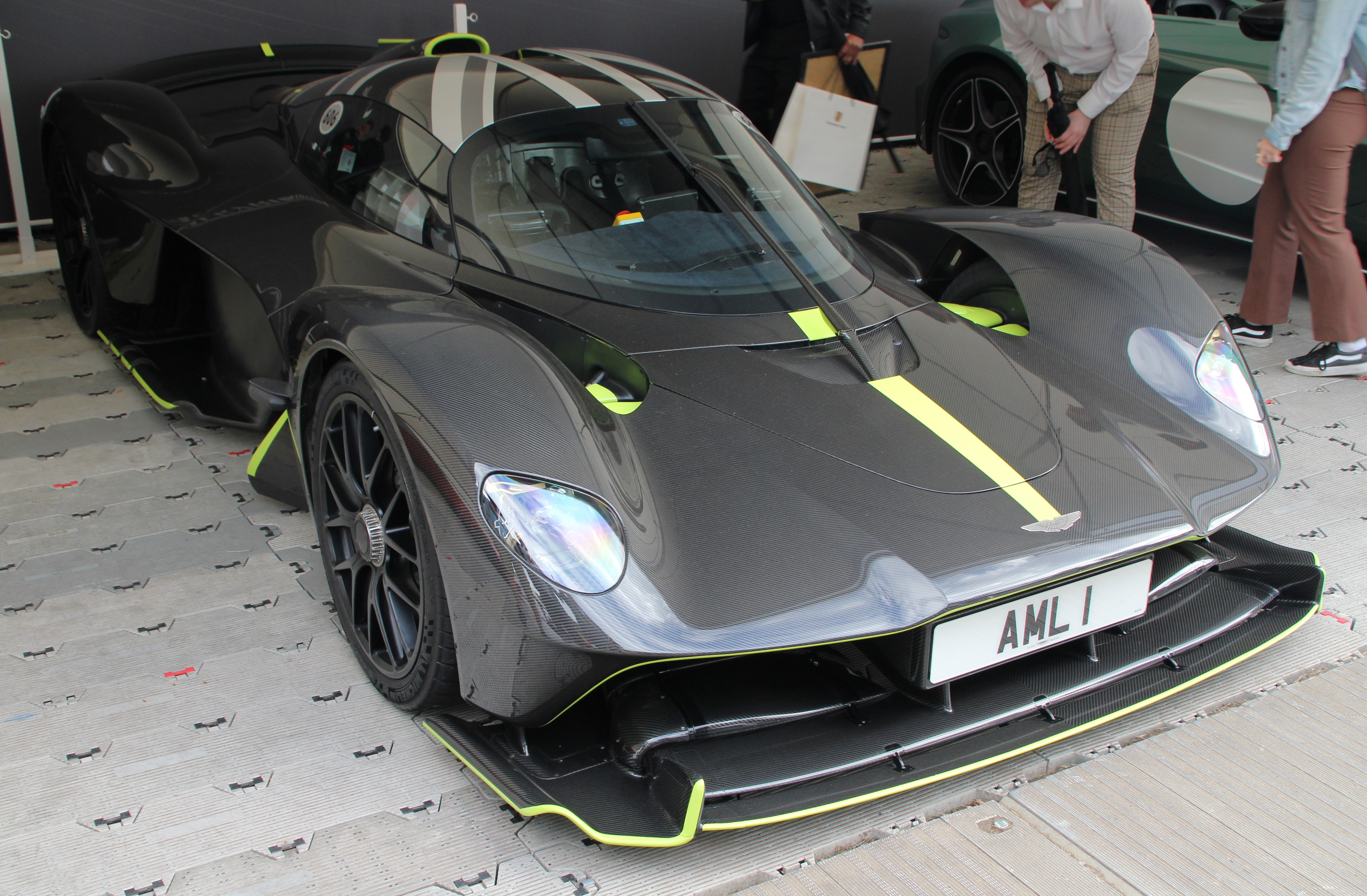 Aston Martin Valkyrie синего цвета