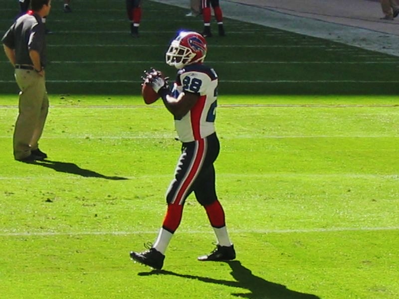 File:Anthony Thomas warms up.jpg