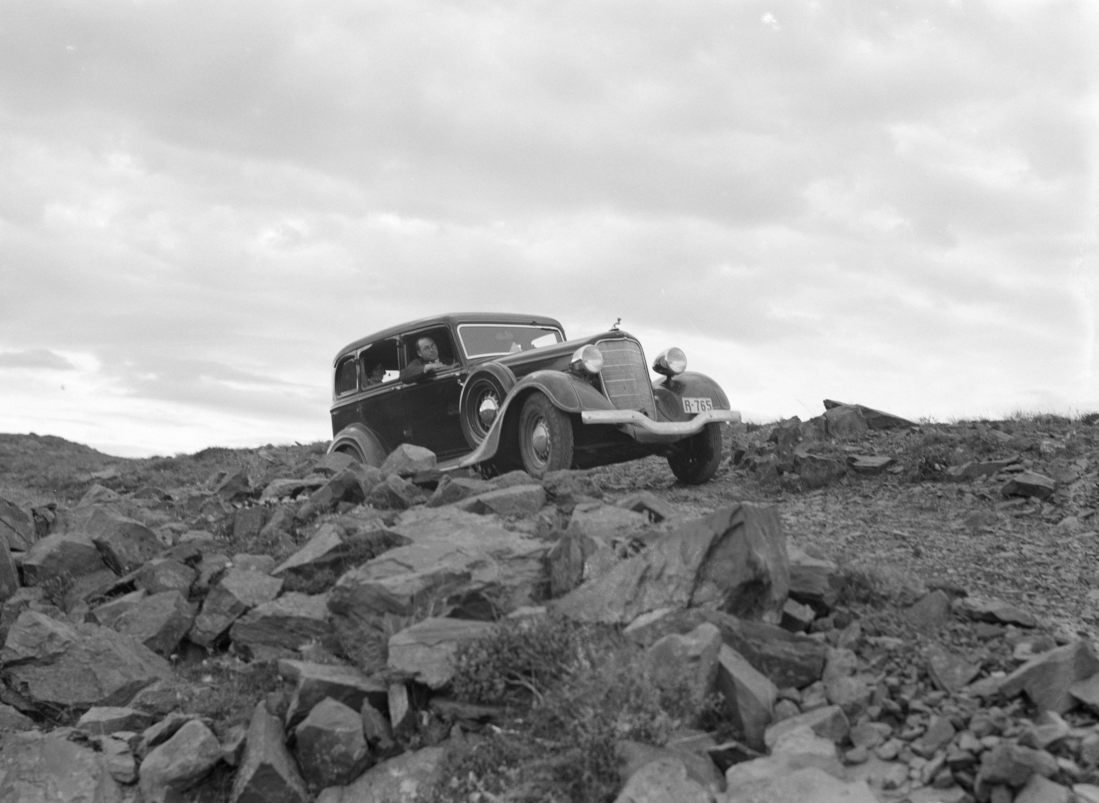 File:Auto op een smalle weg in een rotsachtig landschap gezien een lager geleg, Bestanddeelnr 190-0293.jpg - Wikimedia Commons