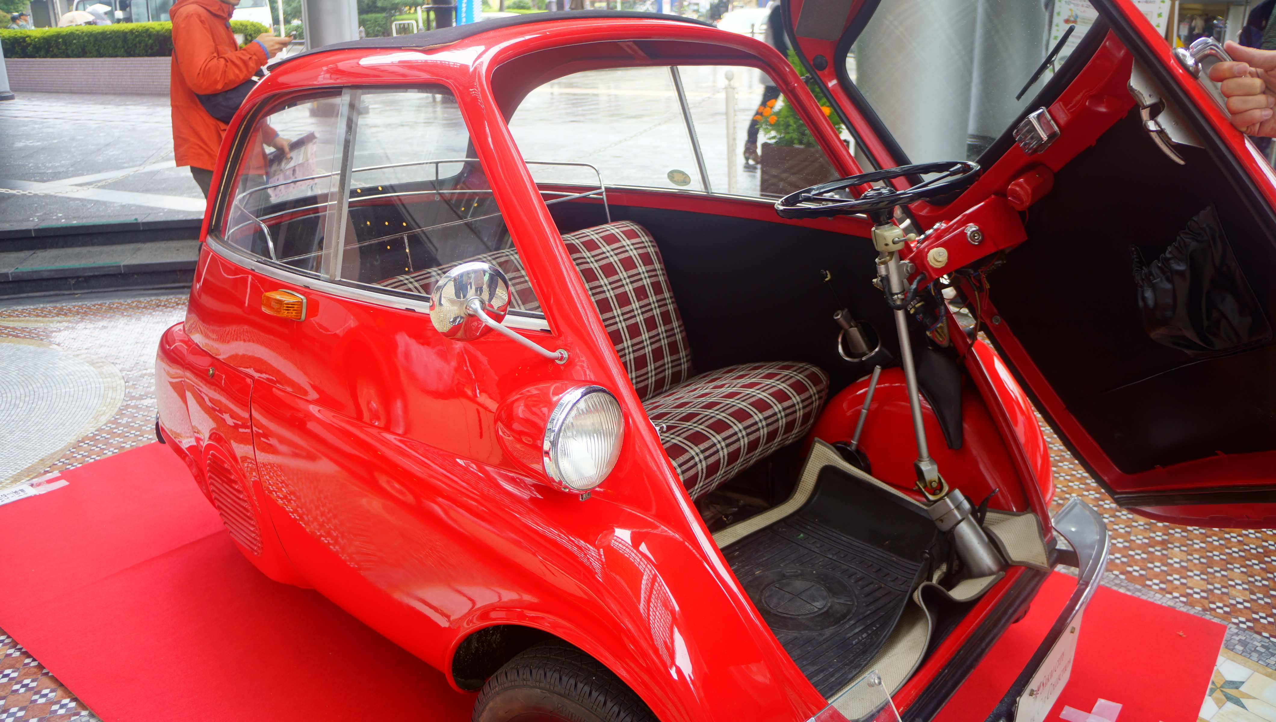 Isetta shop. БМВ Изетта подвеска передняя. Самодельный Изетта. Новый БМВ Изетта салон. Isetta городской автомобиль фото.