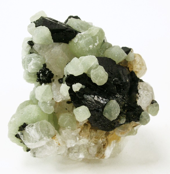 File:Babingtonite-Prehnite-Calcite-255062.jpg