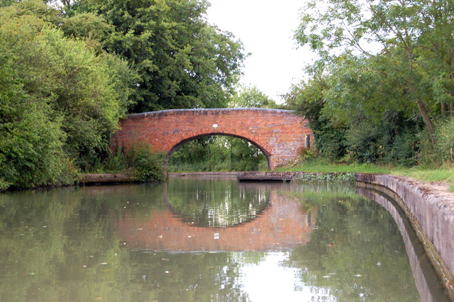 File:Bridge 31, Grand Union Canal - geograph.org.uk - 1416557.jpg