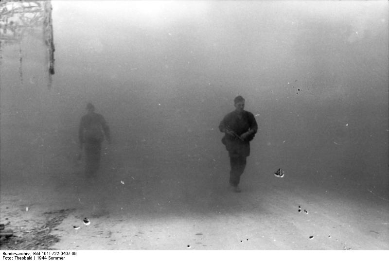 File:Bundesarchiv Bild 101I-722-0407-09, Frankreich, Soldaten vor Rauchwand.jpg