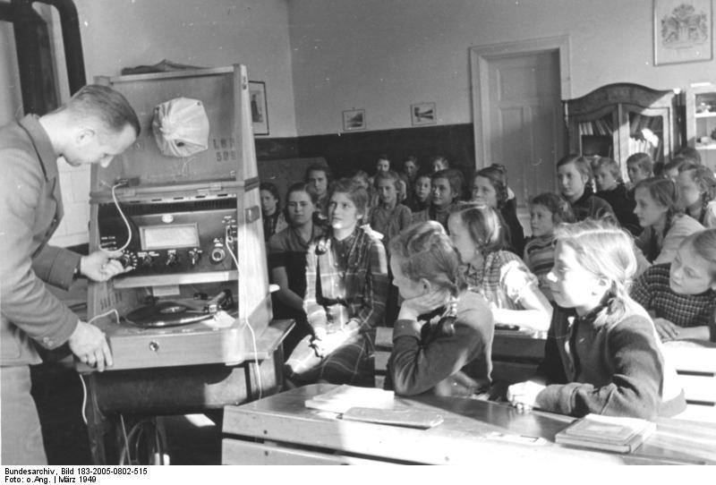 Bundesarchiv Bild 183-2005-0802-515, Hamburg, Hören von Schulfunksendungen