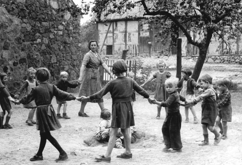 File:Bundesarchiv Bild 183-37156-0001, Beenz, Erntekindergartengruppe.jpg