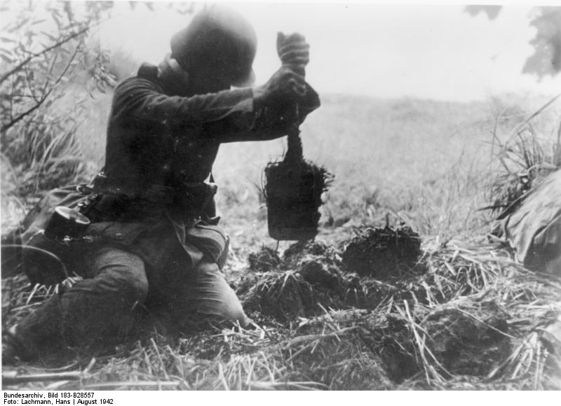 File:Bundesarchiv Bild 183-B28557, Russland, Soldat, Schützenloch grabend.jpg