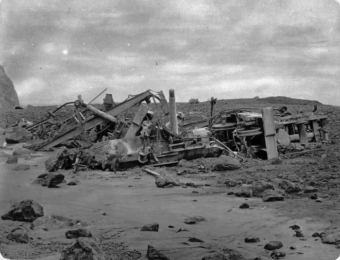 File:COLLECTIE TROPENMUSEUM Brokstukken van grote stoomkranen in Merak na de uitbarsting van de 