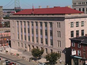 Federal Courthouse in Camden, das über die Benjamin Franklin Bridge im Hintergrund mit Philadelphia verbunden ist