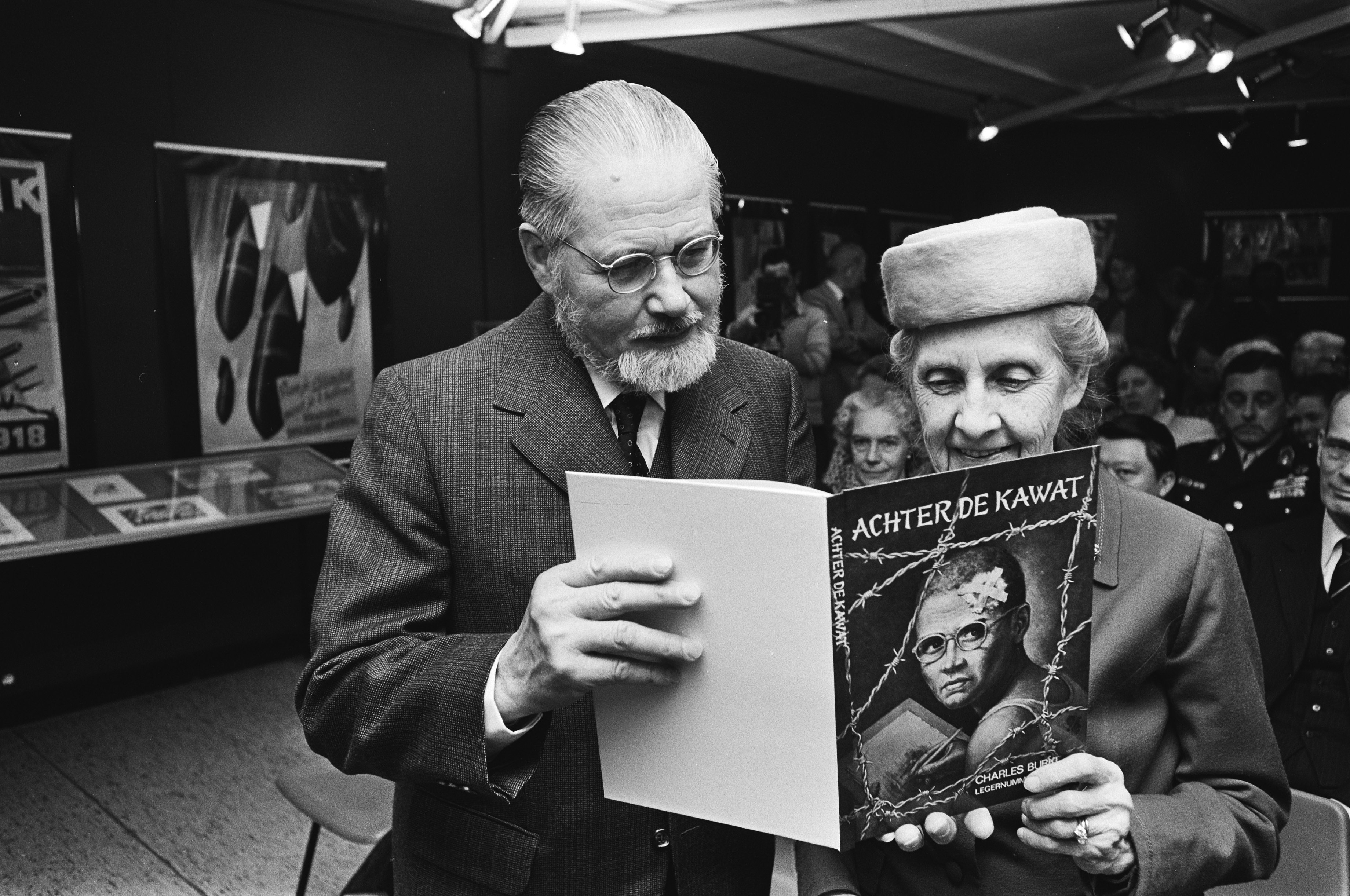 Charles Burki offers the first copy of ''Achter de Kawat'' to Mrs. Tjarda van Starkenborgh Stachouwer (3 May 1979)