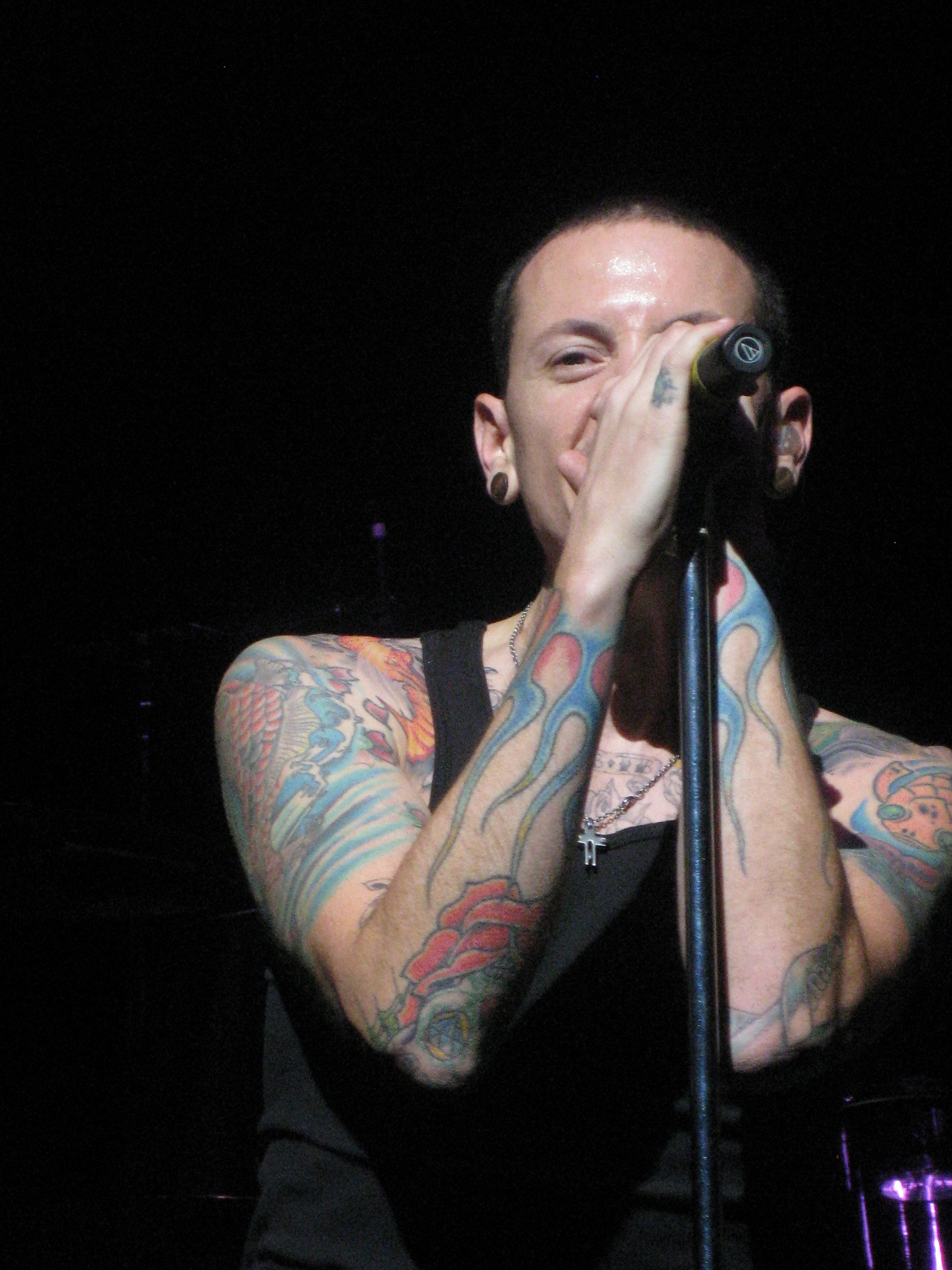 Linkin Park frontman Chester Bennington laid to rest at 'beautiful'  memorial service - National | Globalnews.ca